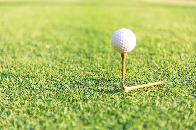 Photo close-up of golf ball on grass