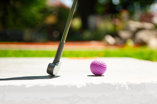 Photo close-up of golf club and ball