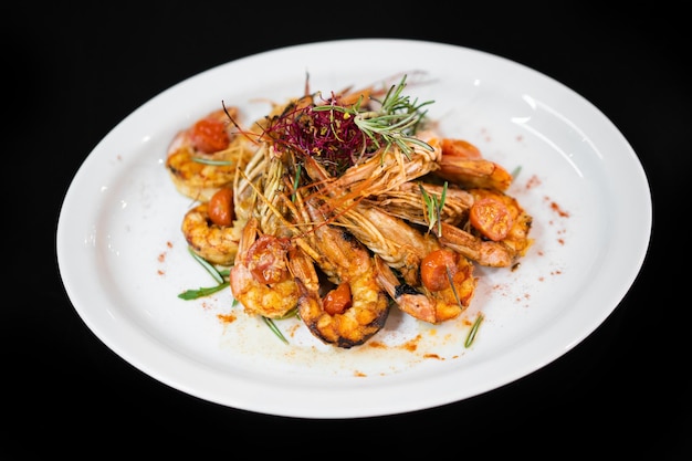 Primo piano di una buona porzione di deliziosi gamberetti in un ristorante