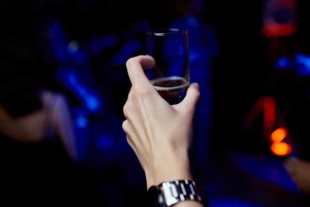 Primo piano di una donna splendida con un bicchiere di champagne. festa e celebrazione delle vacanze.