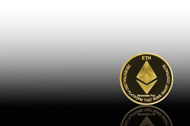 Close-up gouden ethereum symbool geïsoleerd op zwarte background