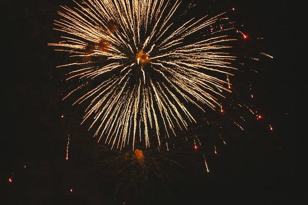 Close-up gouden feestelijk vuurwerk op een zwarte