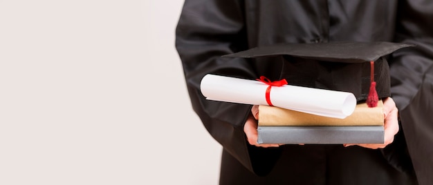 Photo close-up graduate holding books