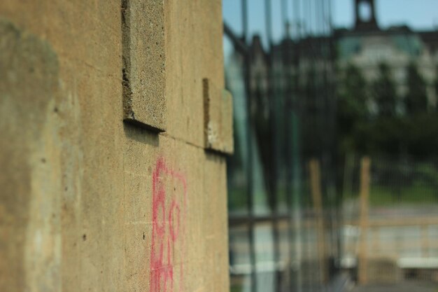 Foto close-up di graffiti su un vecchio muro