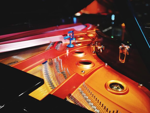 Photo close-up of grand piano in darkroom