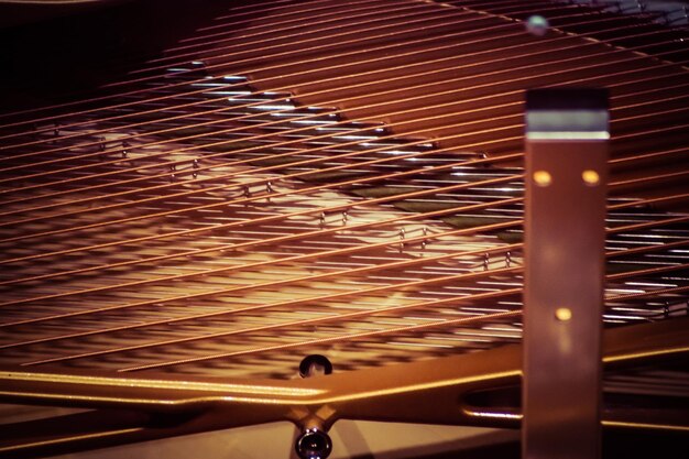 Photo close-up of grand piano stings