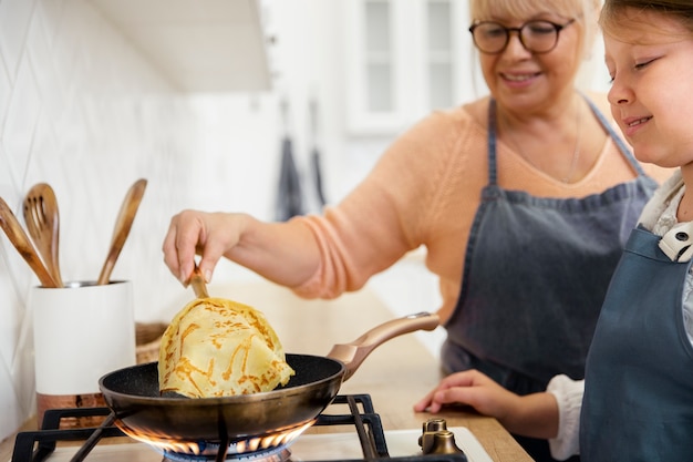 Photo close up grandma and girl cooking together