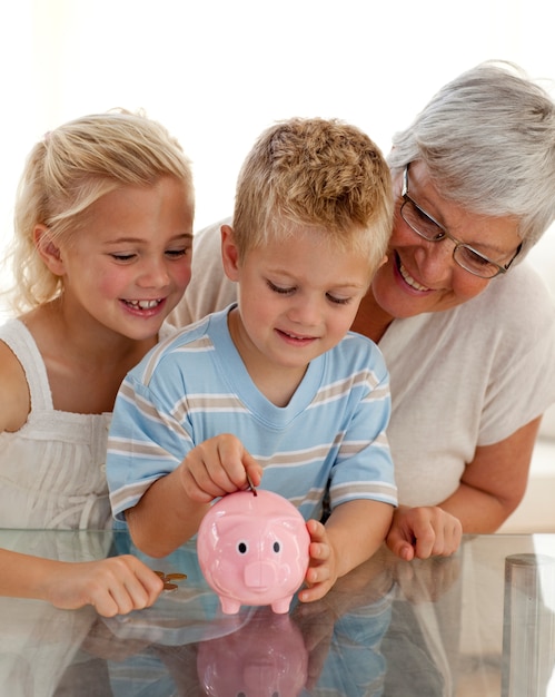 Primo piano di nonna e bambini risparmiando denaro