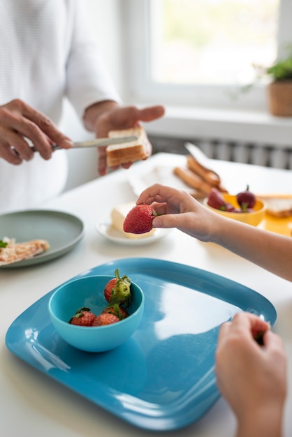 祖父母と子供を食べ物でクローズアップ