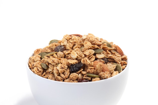 Закройте Granola на белом шаре, изолированных на белом фоне.