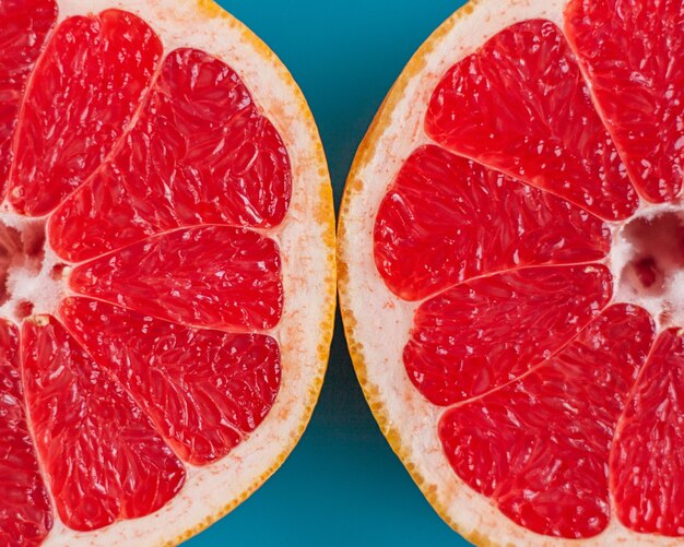 Photo close-up of grapefruit on a blue background