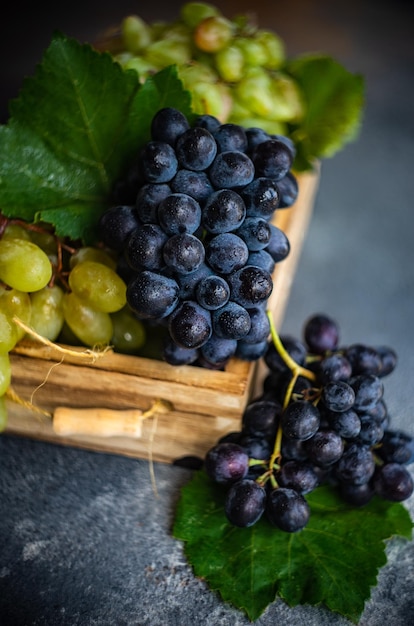 Photo close-up of grapes growing on table