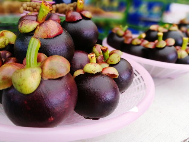 Photo close-up of grapes in plate on table