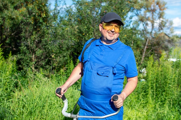 Close-up, grappige dikke man in blauwe overall en een baseballpet