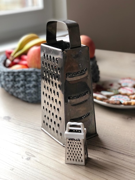 Photo close-up of graters on table