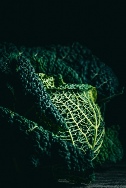Foto close-up di fagioli verdi su uno sfondo nero