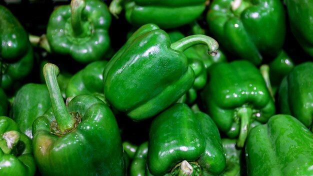 Photo close up green bell peppers background