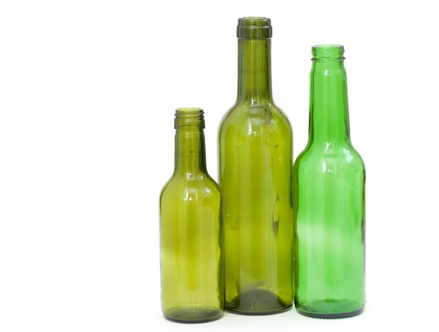 Foto close-up di bottiglie verdi su sfondo bianco