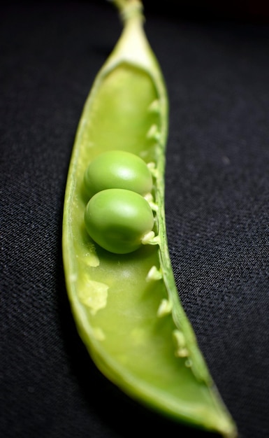 Foto close-up di peperoncino verde contro uno sfondo nero