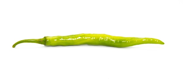 Foto close-up di peperoncino verde contro uno sfondo bianco