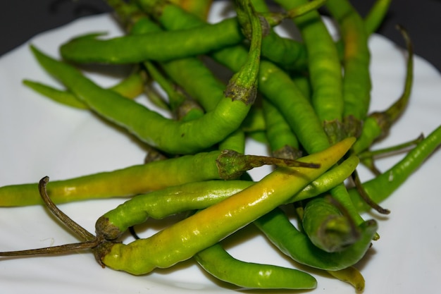 Photo close-up of green chili pepper on table