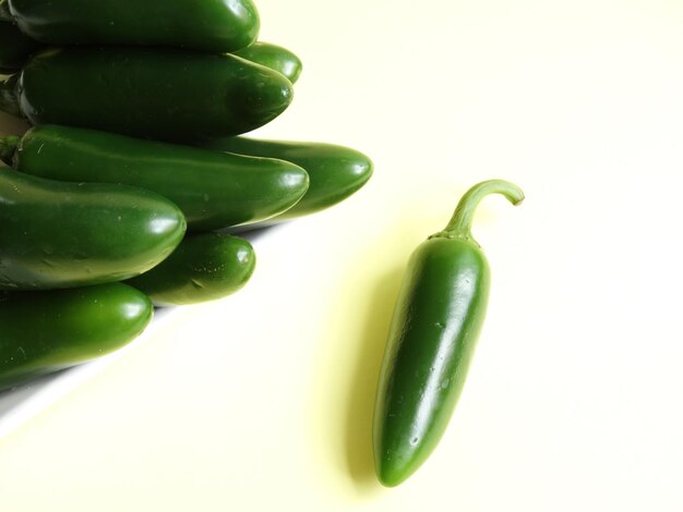 Foto close-up di peperoncini verdi su uno sfondo bianco