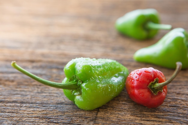 Photo close-up of green chili peppers on table