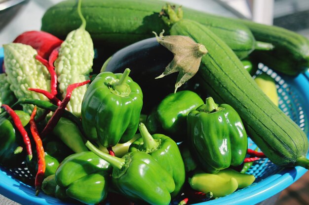 Photo close-up of green chili peppers