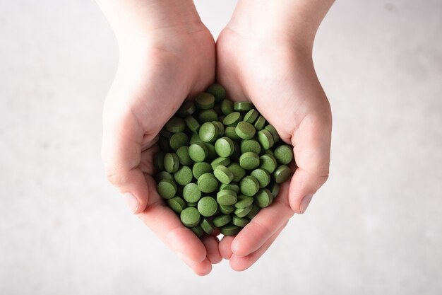 Photo close-up of green chlorella pills