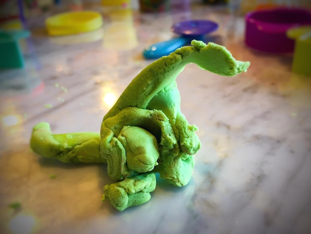 Photo close-up of green clay on table