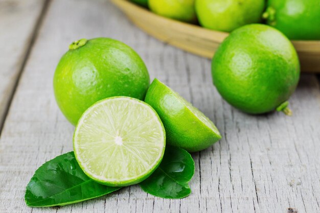 Photo close-up of green fruits on table