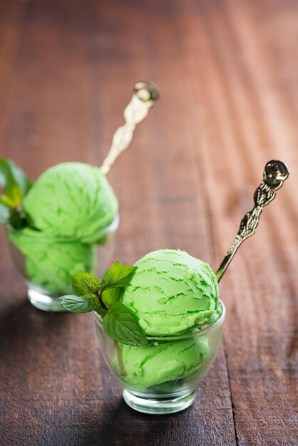 Foto close-up di gelato verde sul tavolo