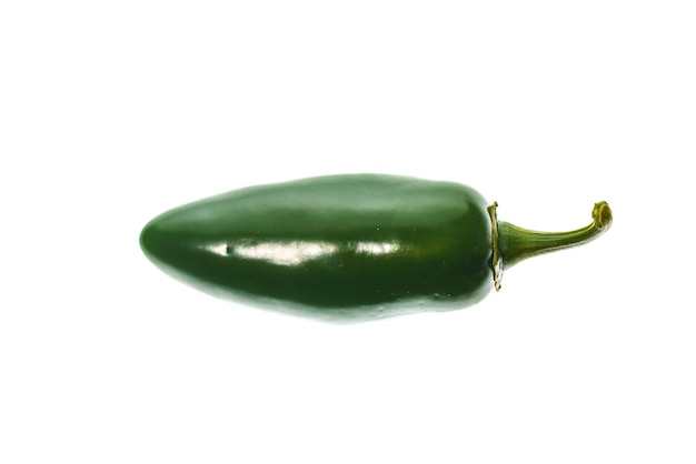 Foto close-up di peperoncino verde su sfondo bianco