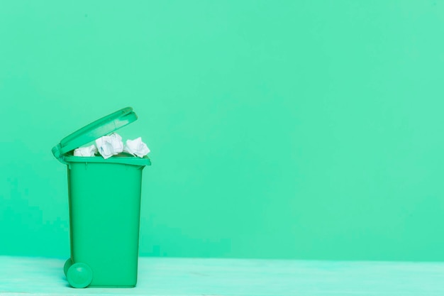 Photo close-up of green jar on table