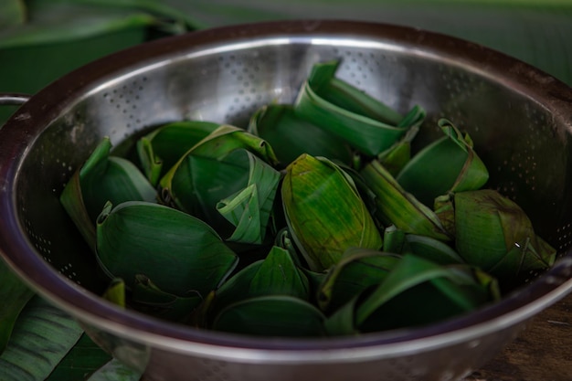 Photo close-up of green leaves in container