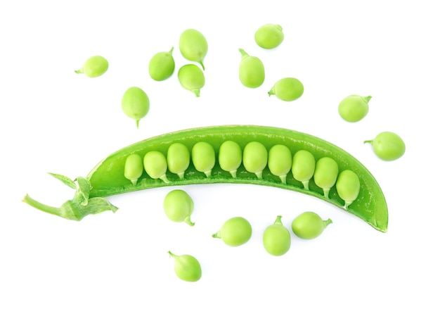 Photo close-up of green peas against white background