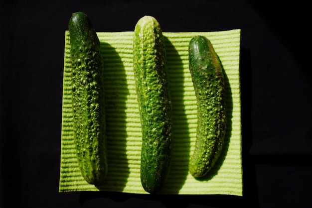 Photo close-up of green plant against black background