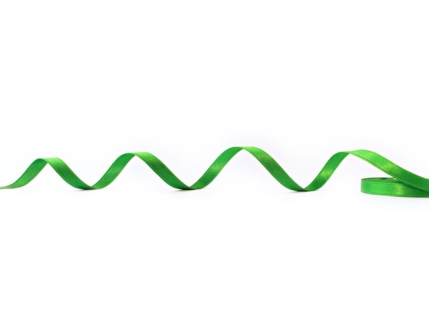 白い背景の緑色の螺旋のリボンのクローズアップ