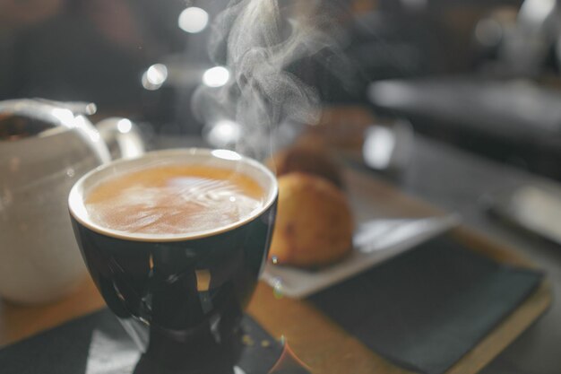 Photo close-up of green tea cup on table