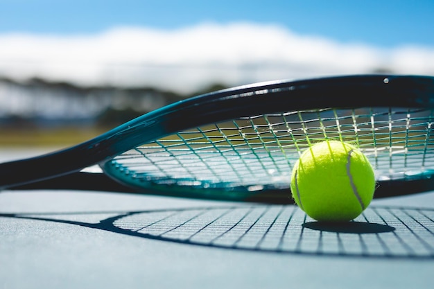 Photo close-up of green tennis ball with racket at court on sunny day