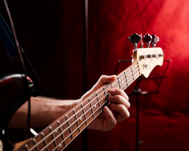 Foto close-up grif met koorden van een elektrische gitaar in de studio