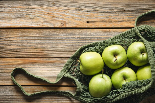 Close-up groene appels in een mesh boodschappentas bovenaanzicht