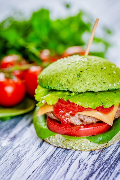 Close-up groene hamburger met kunstmatige vlees verse groenten op houten achtergrond Vegetarisch eten