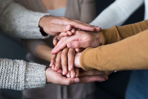 Foto close-up groep mensen hand in hand