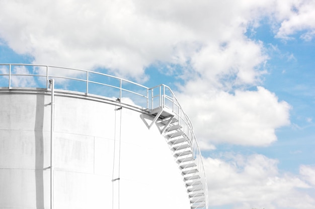 Close-up grondstoftank met blauwe lucht witte wolk witte voorraadbakken bevatten grondstoffen voor verwerking tot producten