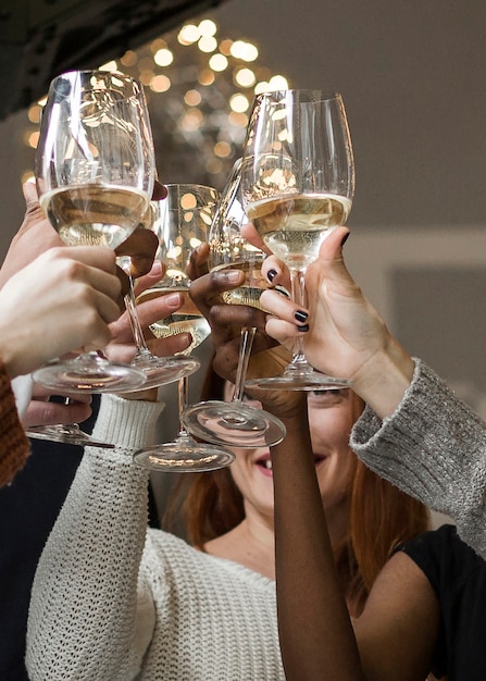 Foto gruppo di amici del primo piano che tostano i bicchieri di vino