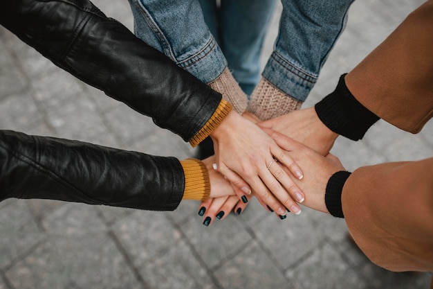 Close-up gruppo di ragazze che toccano le mani