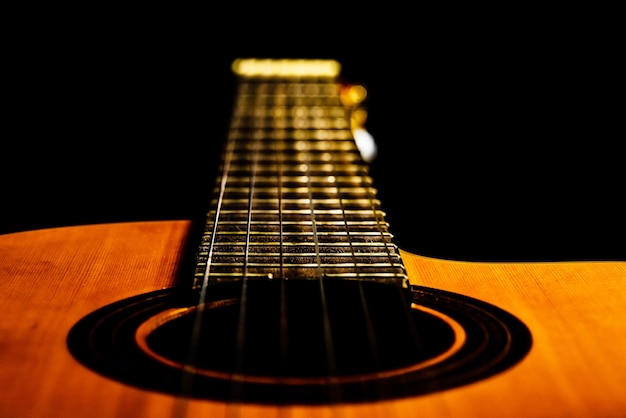 Гитара крупным планом на черном фоне, Абстрактная, классическая гитара