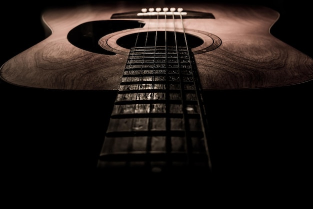 Клоуз-ап гитары в темной комнате