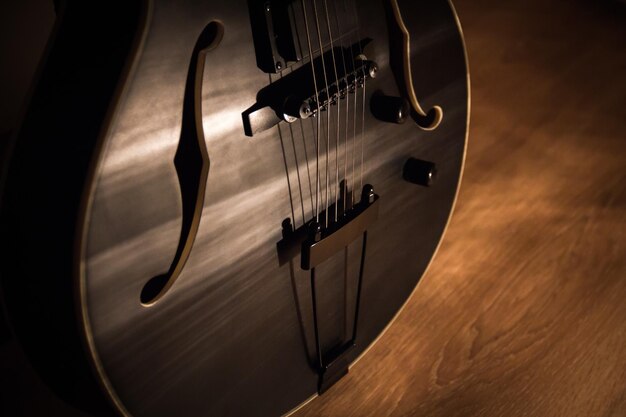 Close-up di una chitarra sul pavimento di legno